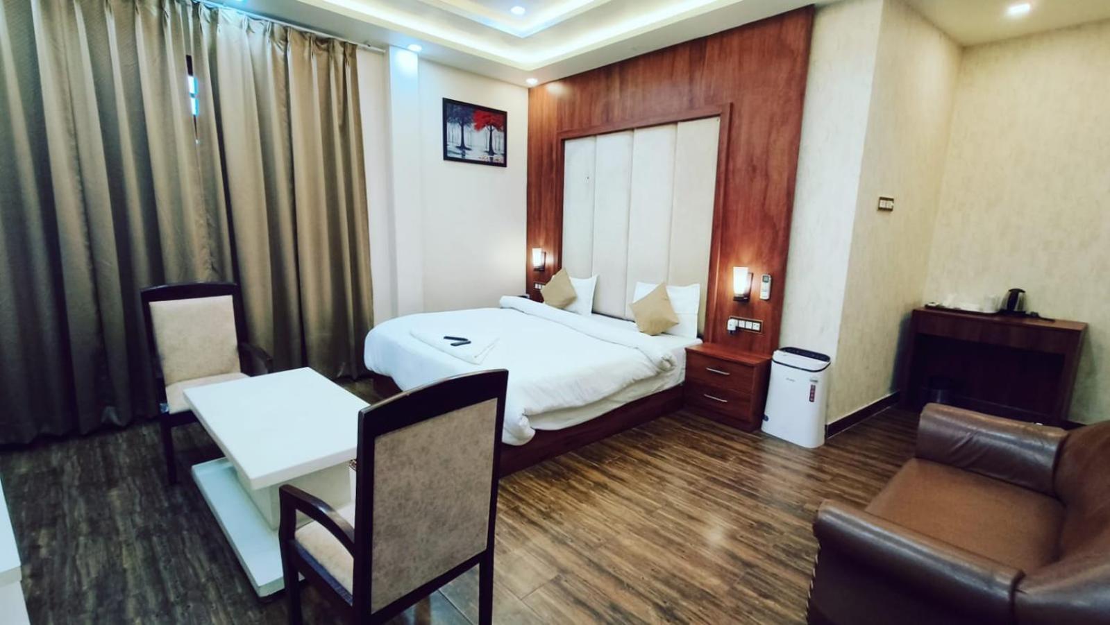 V Square Airport Hotel Lucknow Zewnętrze zdjęcie