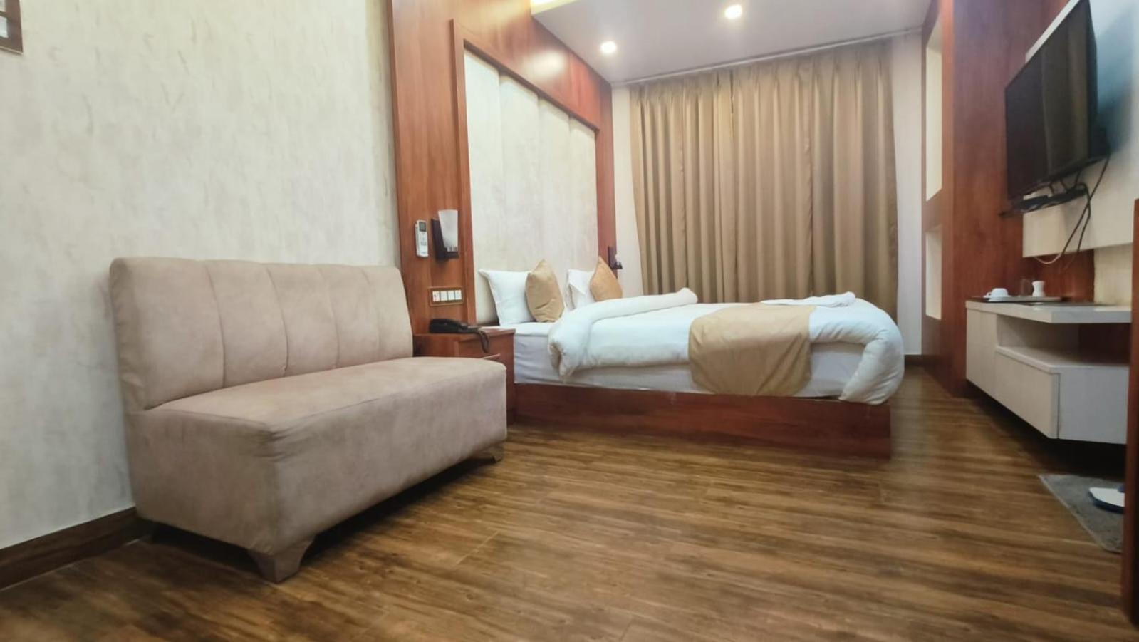V Square Airport Hotel Lucknow Zewnętrze zdjęcie