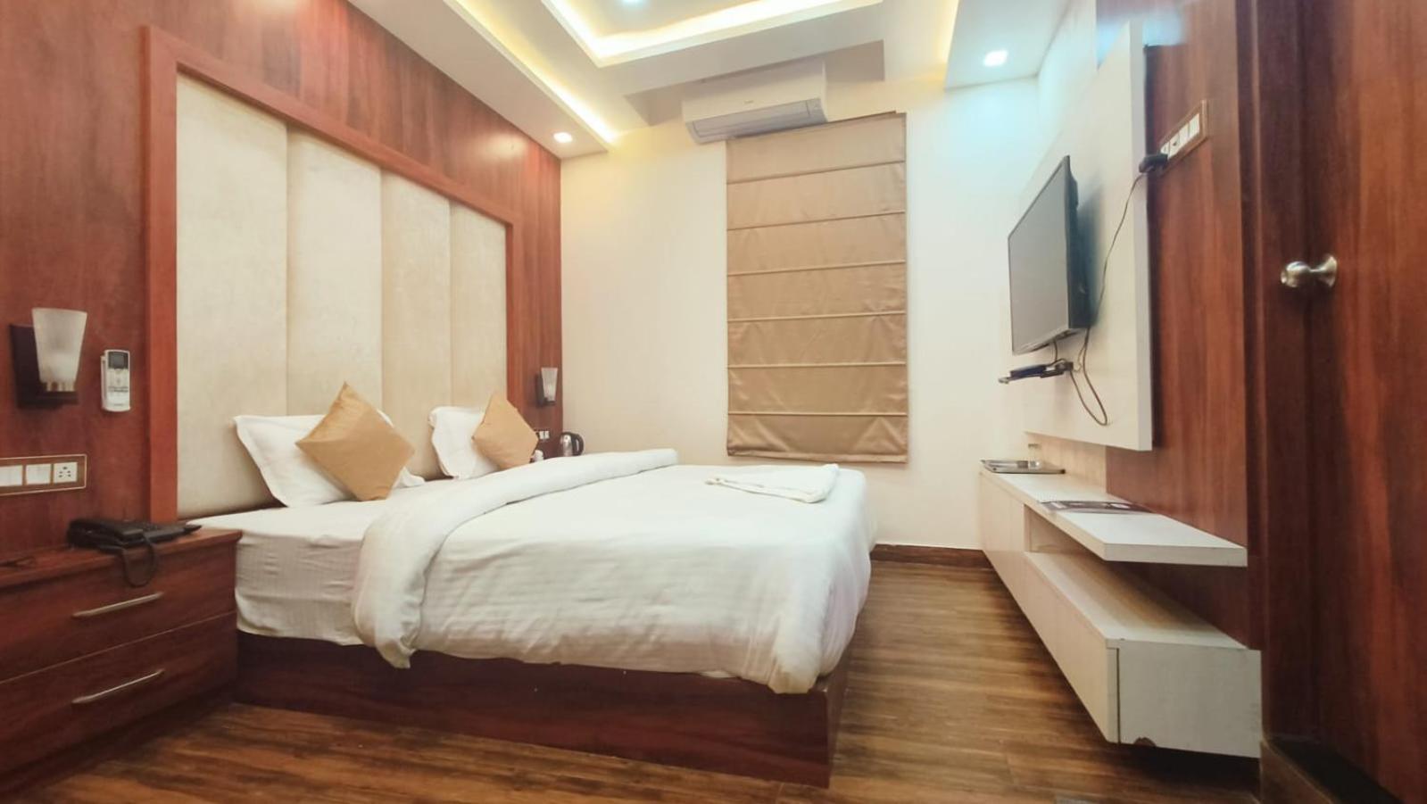 V Square Airport Hotel Lucknow Zewnętrze zdjęcie