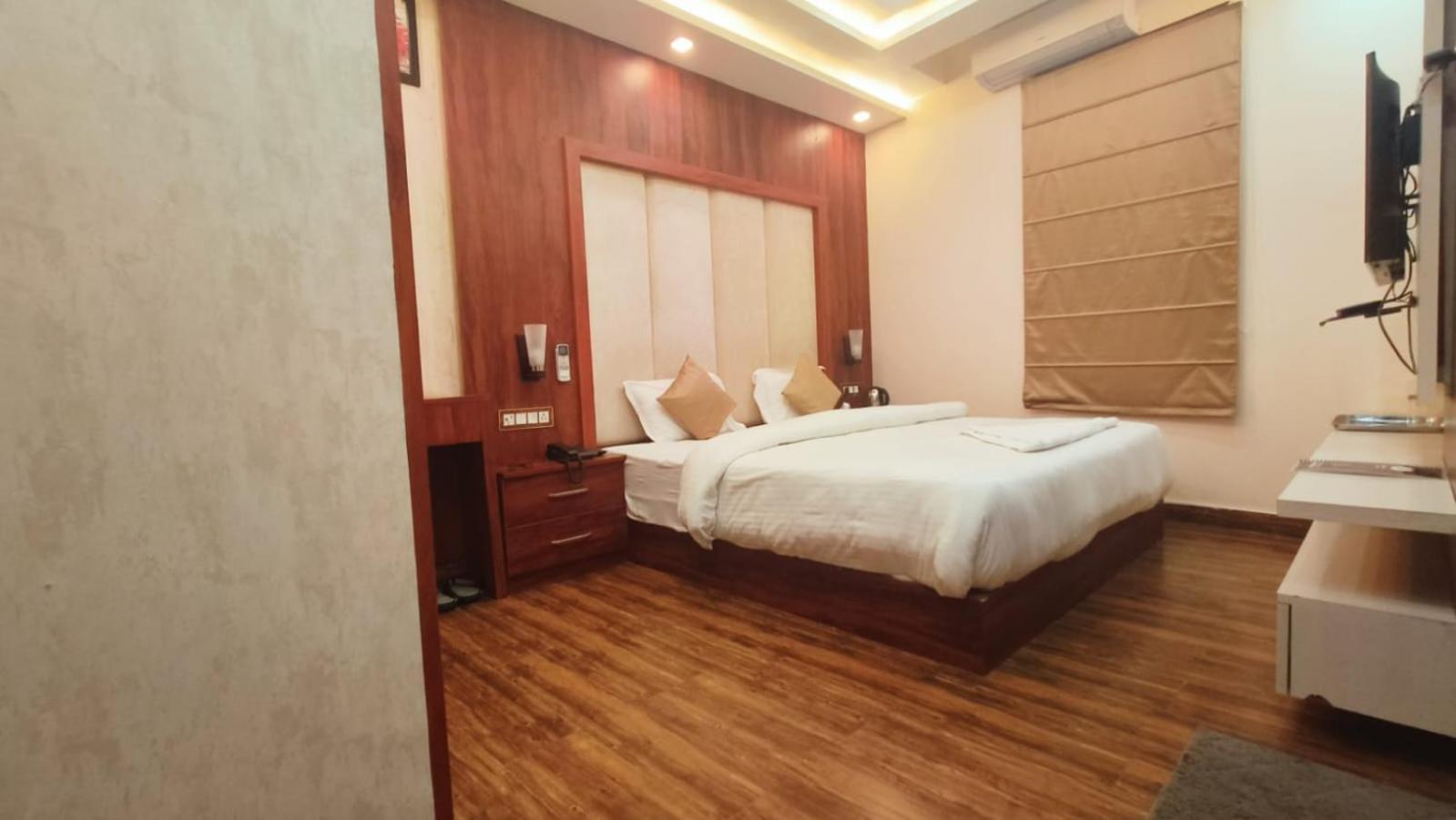 V Square Airport Hotel Lucknow Zewnętrze zdjęcie