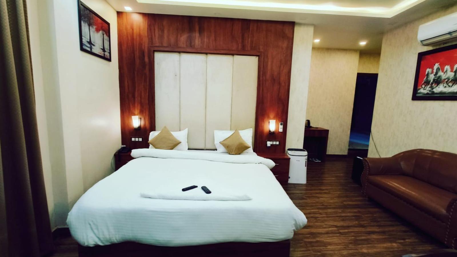 V Square Airport Hotel Lucknow Zewnętrze zdjęcie