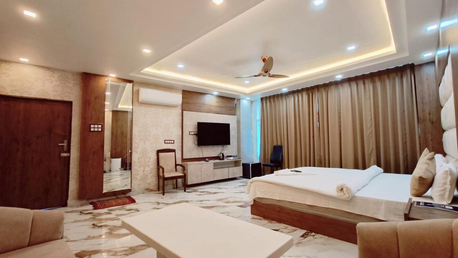 V Square Airport Hotel Lucknow Zewnętrze zdjęcie